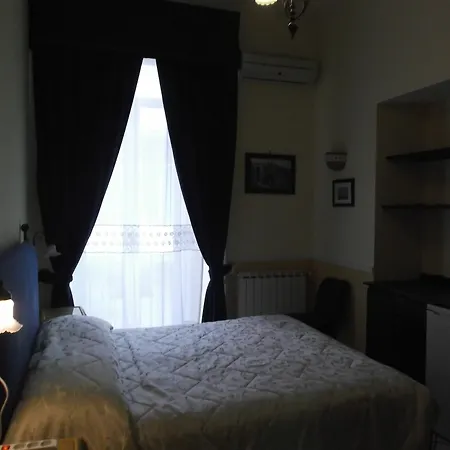 Santa Lucia 50 4* נאפולי