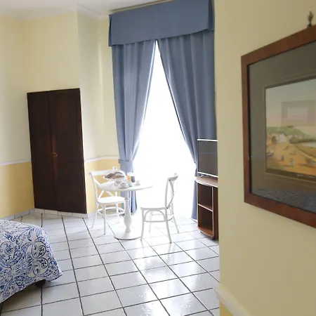 Santa Lucia 50 نابولي